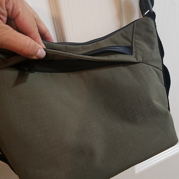 Like New Alpaka Flow Satchel (2L) - Picture 7 of 11